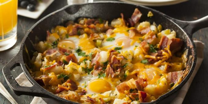 Τηγανητά αυγά με μπέικον, πατάτες και τυρί