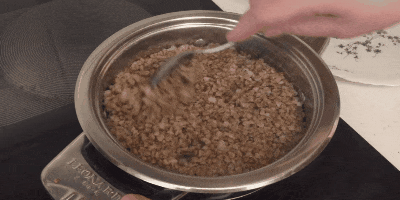 Πώς να μαγειρέψουν κουάκερ φαγόπυρου για το νερό στη σόμπα