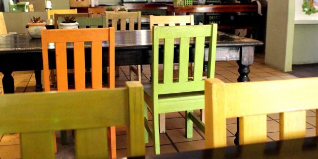 χρώμα πινελιές στο εσωτερικό: καρέκλες