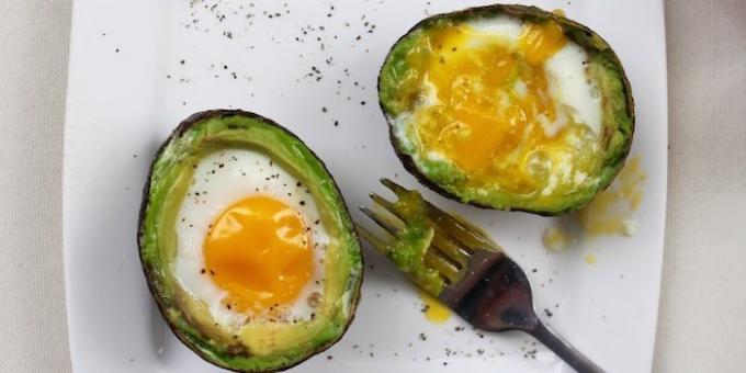 Πώς να μαγειρέψουν τα αυγά στο φούρνο: τα αυγά στο φούρνο με καλάθια του αβοκάντο