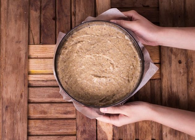 Ιταλική συνταγή κέικ καρυδιάς: απλώστε τη ζύμη σε καλούπι
