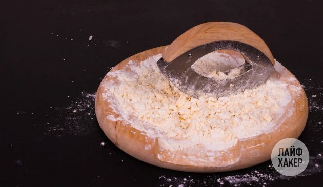 Κράκερ τυριού: μετατρέψτε το βούτυρο και το αλεύρι σε μικρά ψίχουλα