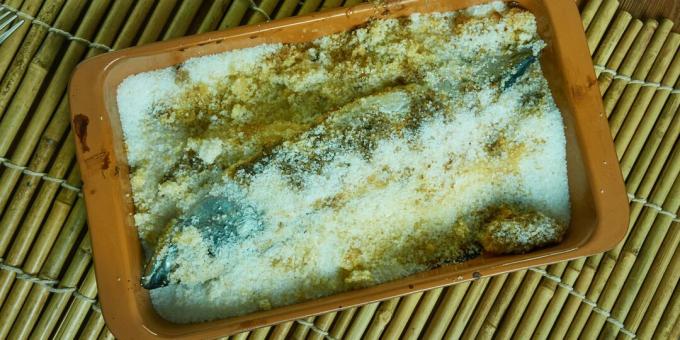 Σκουμπρί στο φούρνο με αλάτι: μια απλή συνταγή